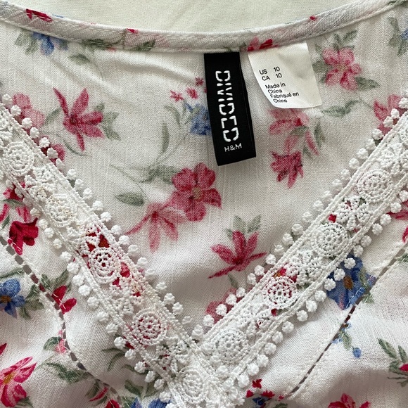 H&M Divided Floral Top with Lace Details - Picture 3 of 4